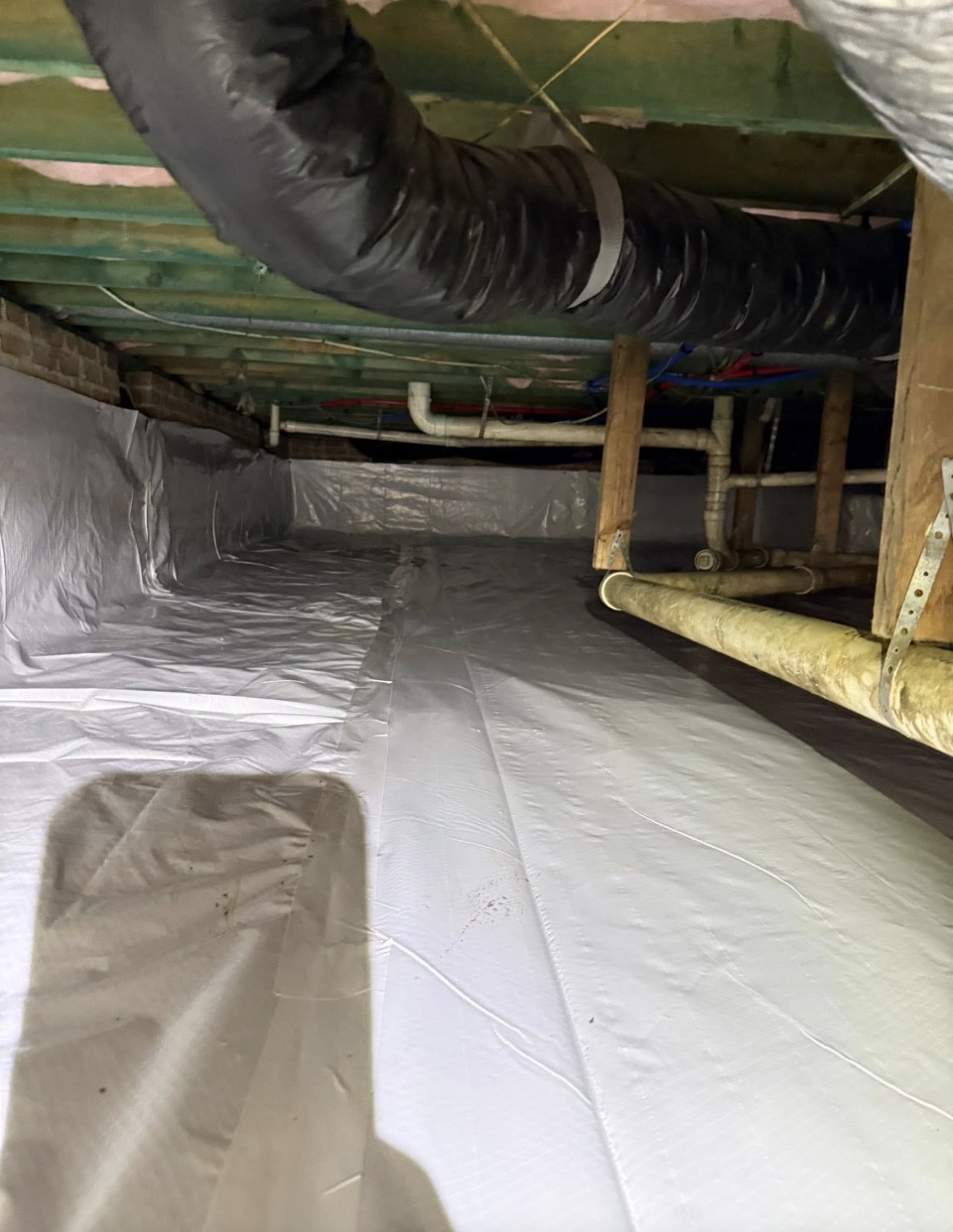 Encapsulated crawl space with ducts