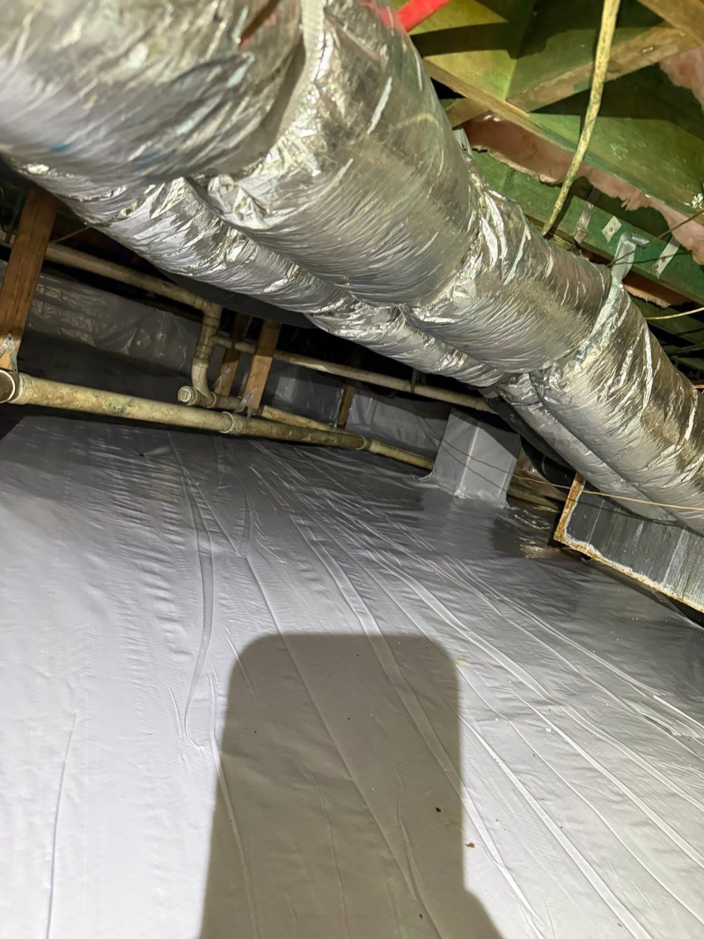 Encapsulated crawl space with vapor barrier